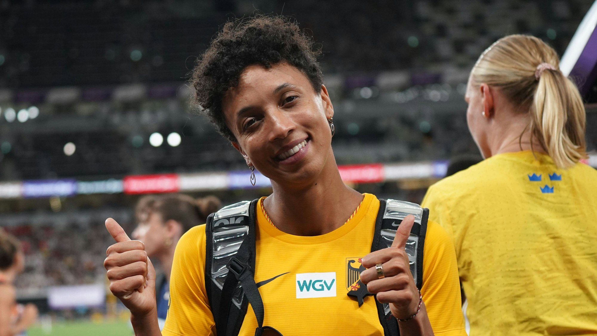 Malaika Mihambo schaut in die Kabine und macht die Daumen hoch.