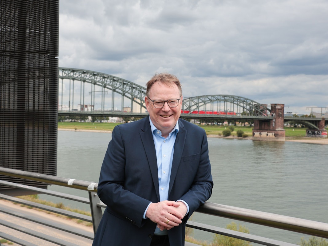 22.08.2025, Köln:Veedelsspaziergang durch Bayenthal mit dem OB-Kandidat der SPD Torsten Burmester . Hier am  Pumpwerk Schönhauser Strasse.Foto:Dirk Borm