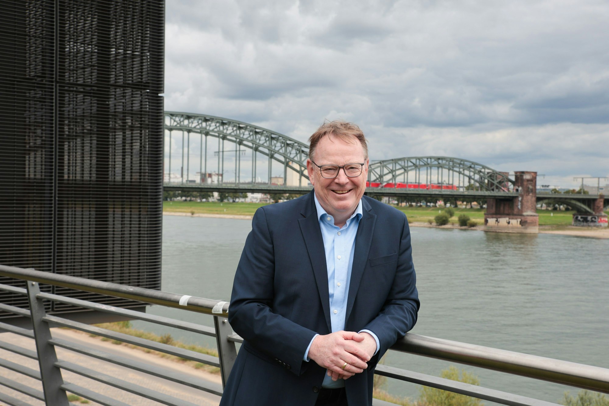 22.08.2025, Köln:Veedelsspaziergang durch Bayenthal mit dem OB-Kandidat der SPD Torsten Burmester . Hier am Pumpwerk Schönhauser Strasse.Foto:Dirk Borm