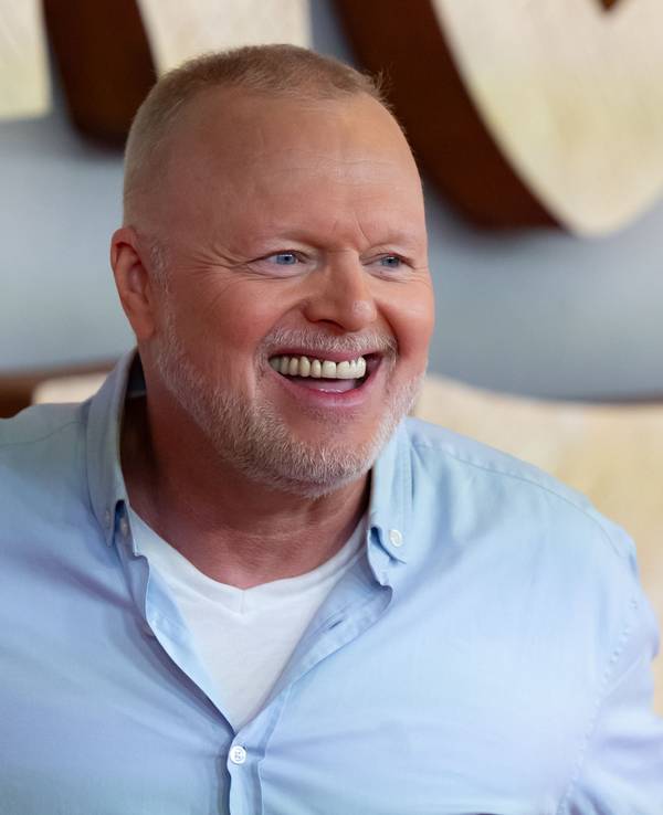 Stefan Raab lacht auf dem Weg zu einer Kinopremiere.