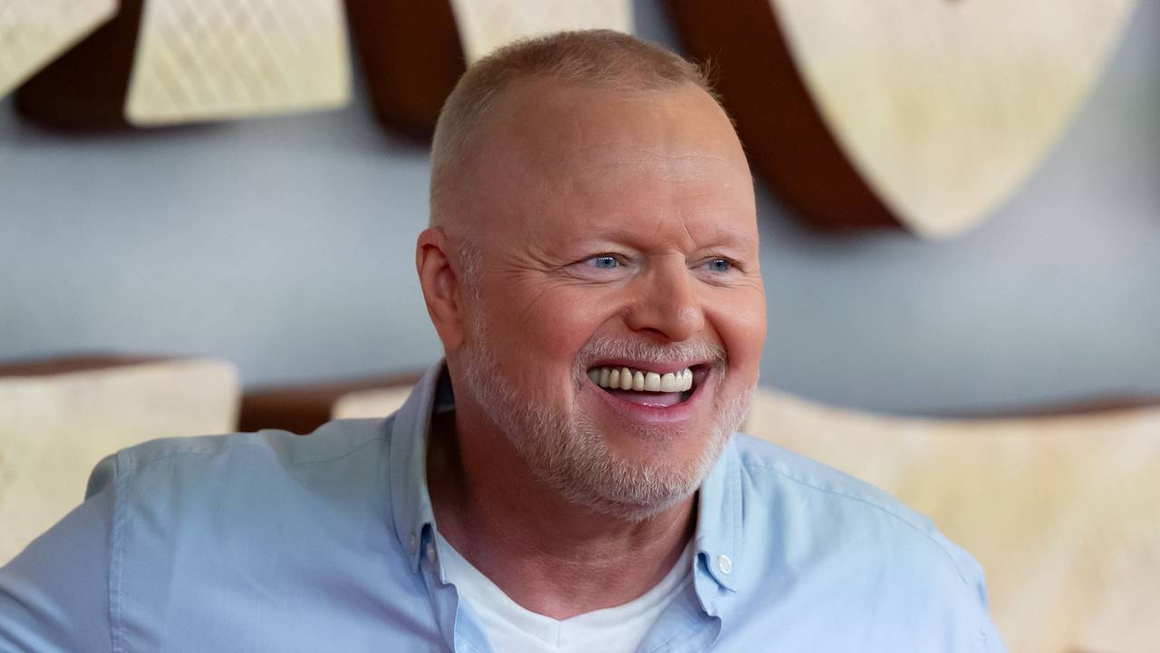 Stefan Raab lacht auf dem Weg zu einer Kinopremiere.