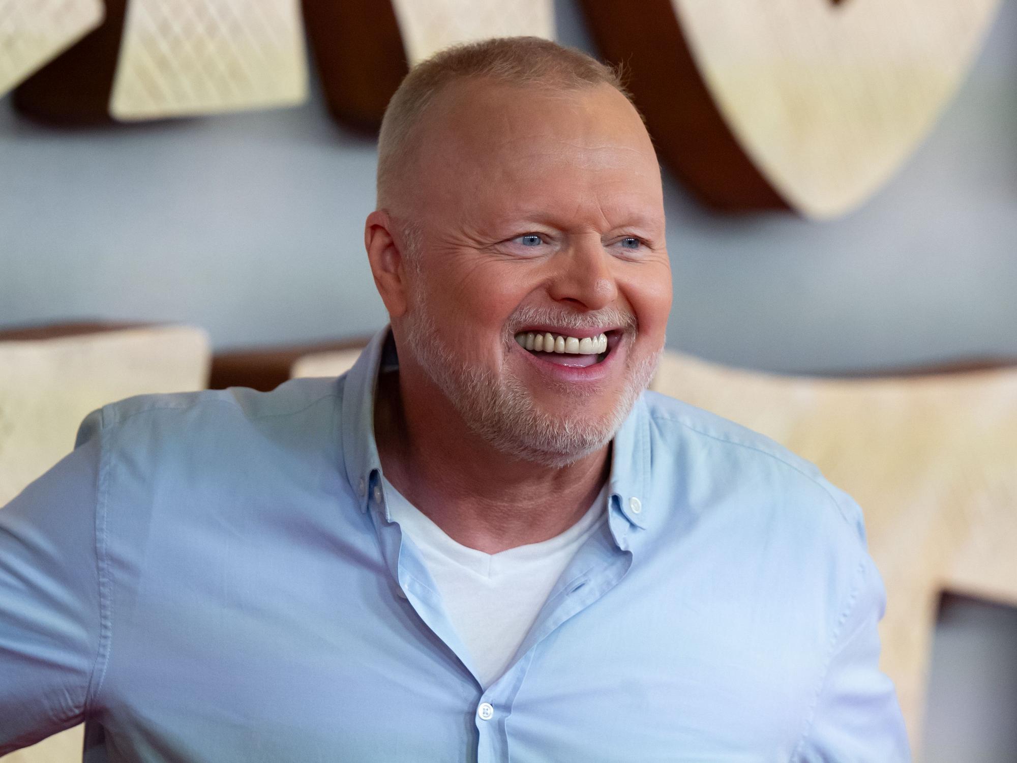 Stefan Raab lacht auf dem Weg zu einer Kinopremiere.