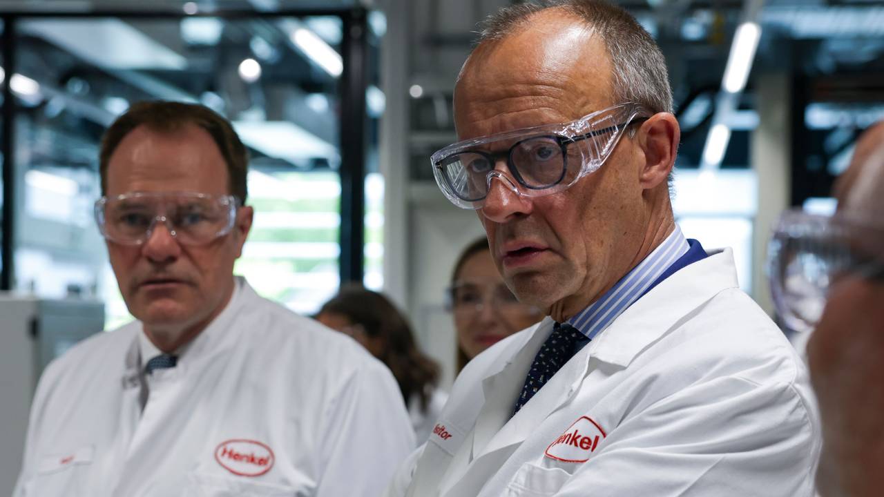 Bundeskanzler Friedrich Merz (CDU, r) besichtigt das Werk der Henkel AG in Düsseldorf