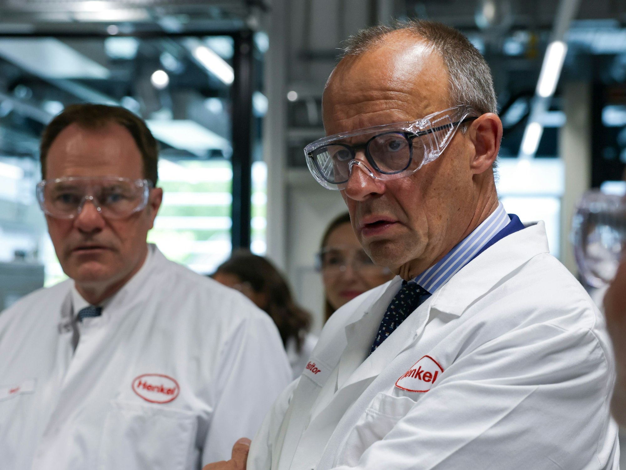 Bundeskanzler Friedrich Merz (CDU, r) besichtigt das Werk der Henkel AG in Düsseldorf