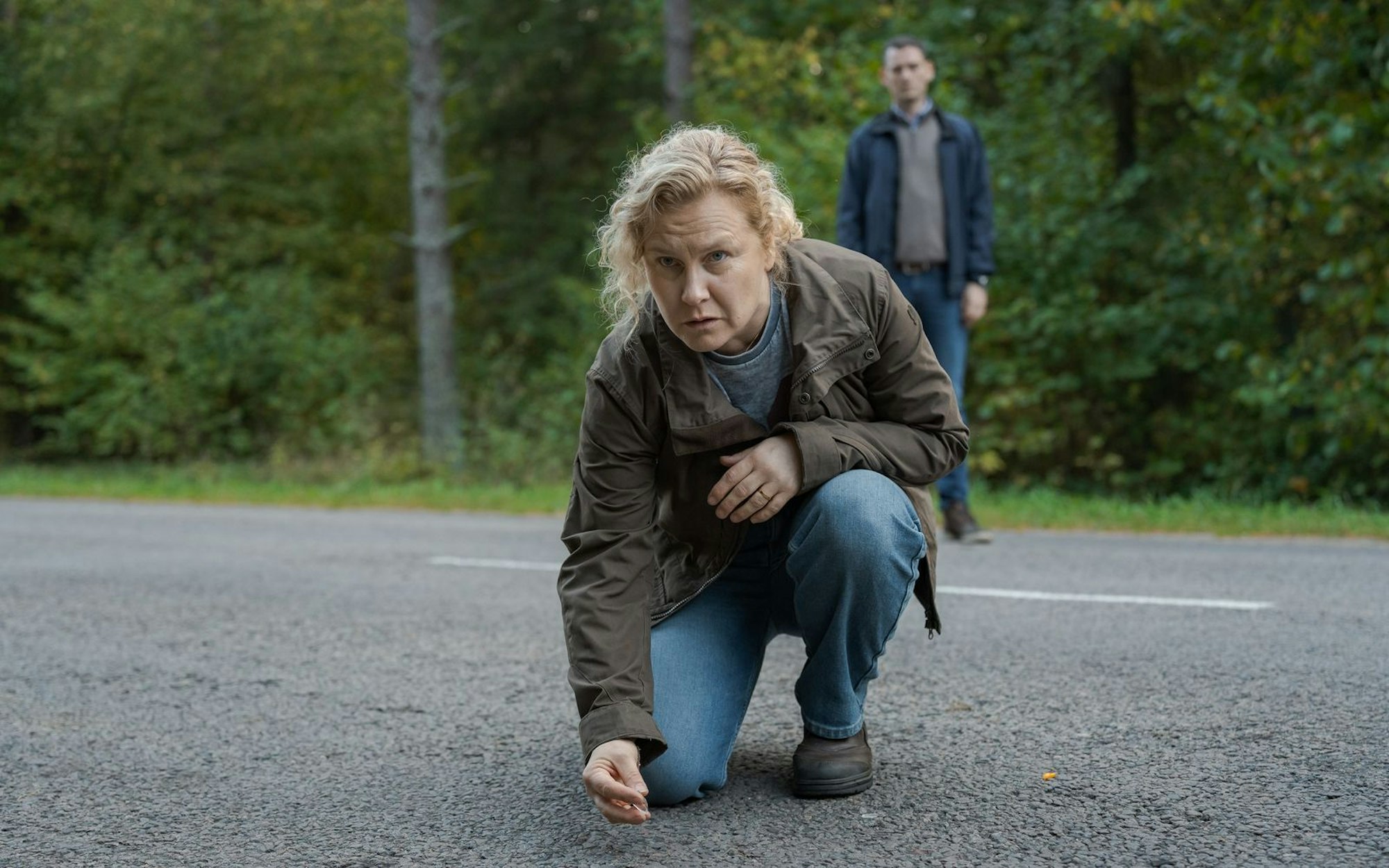 Bei ihren Nachforschungen stoßen die Ermittlerin Hannah (Eva Melander) und ihr Chef Gordon (Hannes Fohlin) auf Spuren des Unfalls, der in Folge eins der Nordic-Noir-Serie eine Reihe von Ereignissen in Bewegung setzt ... (Bild: ZDF/andrej vasilenko)