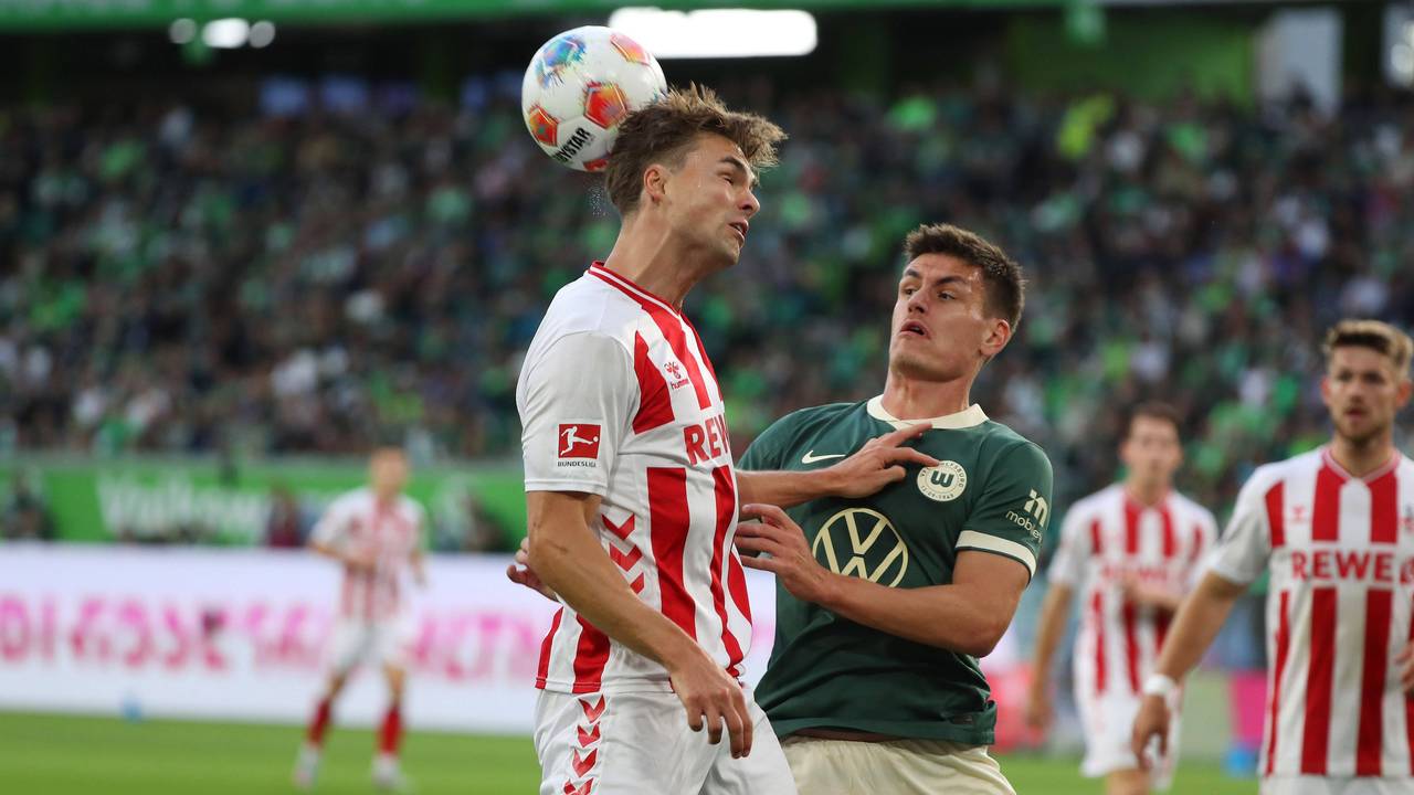 Joel Schmied (1. FC Köln) mit einem Hinterkopfball gegen Joakim Maehle (VfL Wolfsburg) am 13. September 2025.