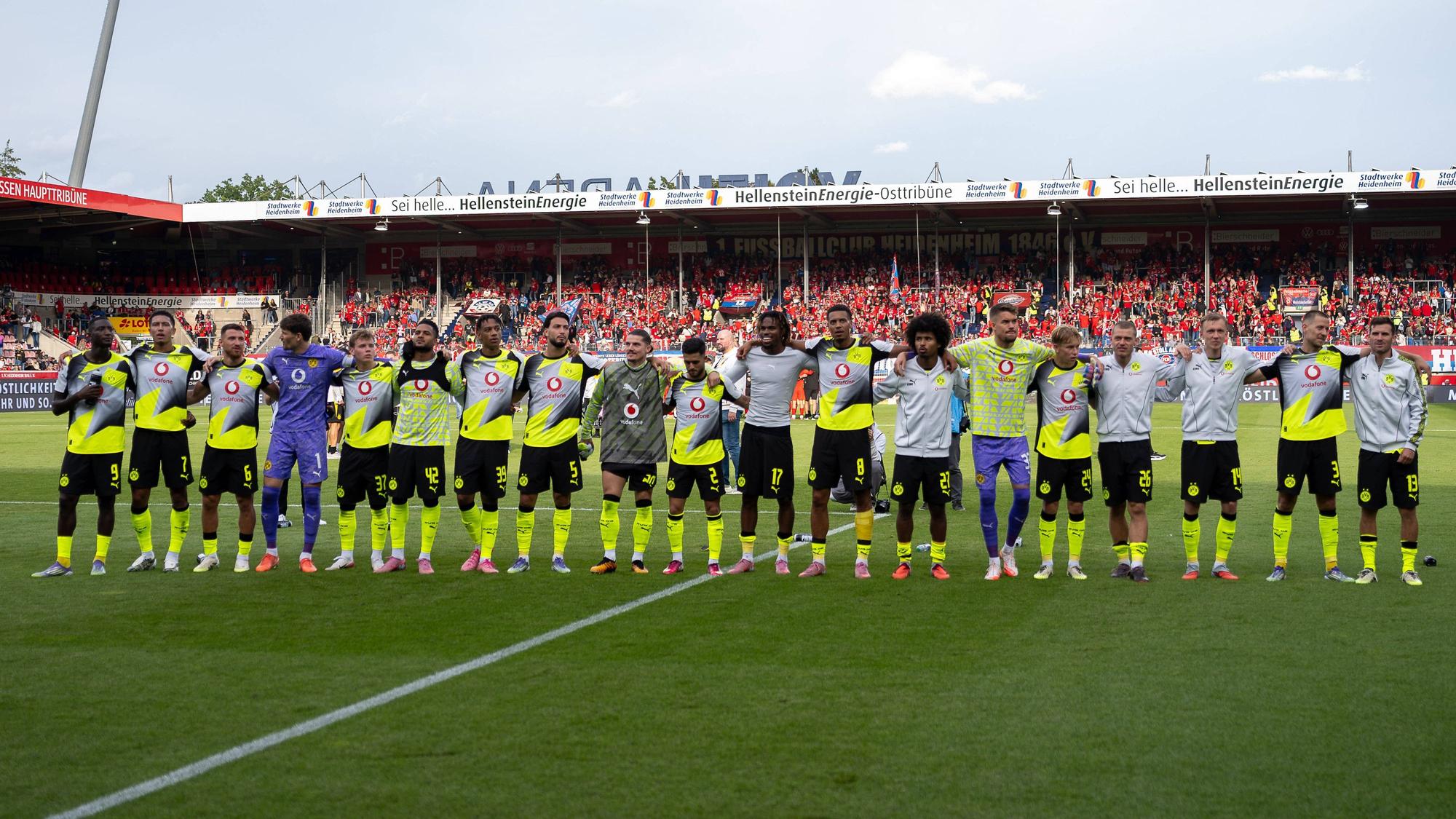 Die BVB-Mannschaft feiert in den neuen Auswärtstrikots den Sieg in Heidenheim.