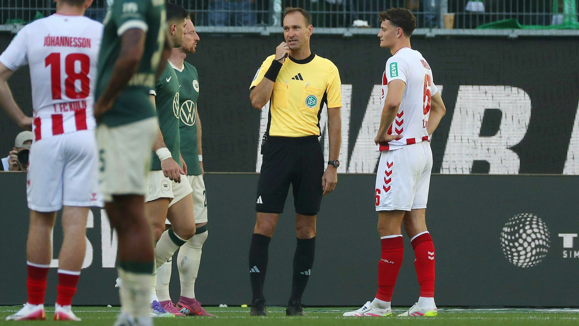 Bastian Dankert beim langen VAR-Check rund um den aberkannten Kölner Treffer.