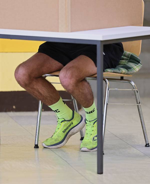 Ein Mann sitzt bei der Bundestagswahl 2025 in einer Wahlkabine in Arnsberg (Symbolbild).