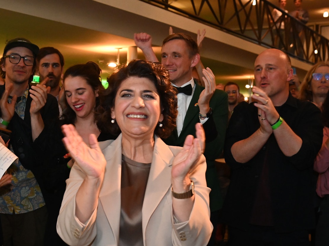 Die Grünen feiern schon! Berivan Aymaz beim Wahlabend im Gürzenich