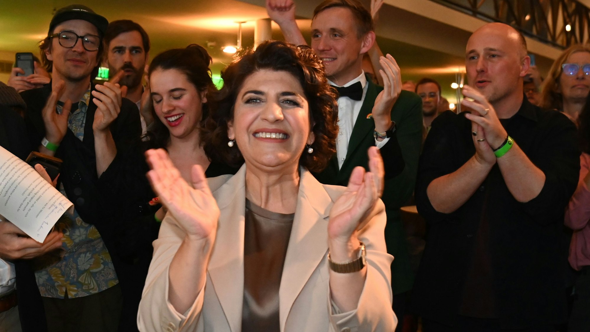 Die Grünen feiern schon! Berivan Aymaz beim Wahlabend im Gürzenich