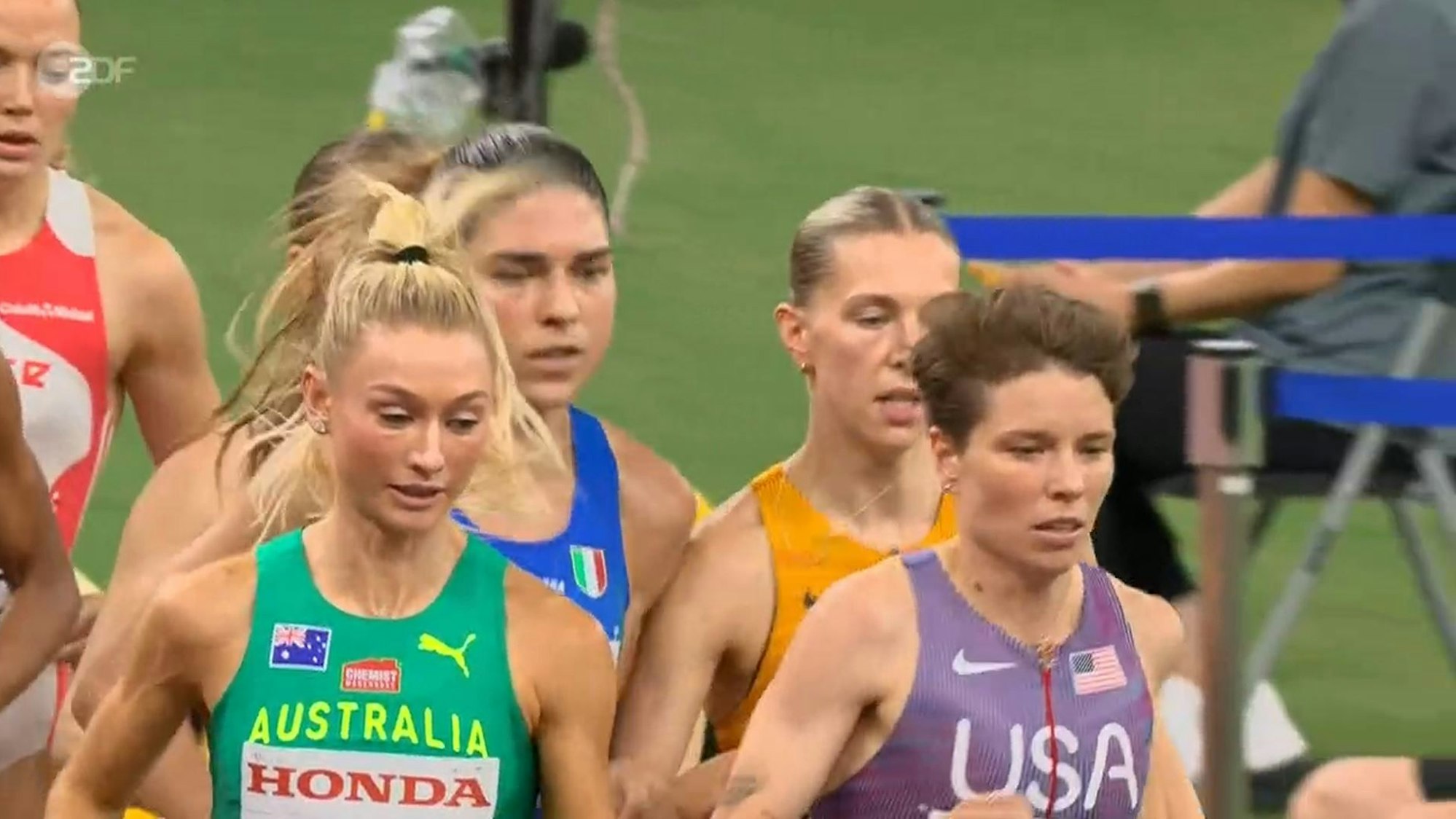 Marta Zenoni (in Blau) schiebt ihre Schulter gegen Nele Weßel.