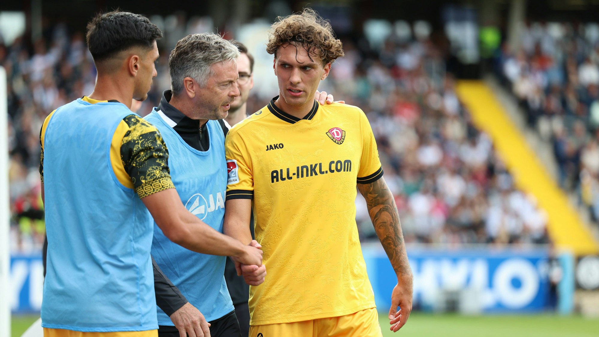 Julian Pauli muss bei Dynamo Dresden bei seinem Debüt verletzt vom Feld.