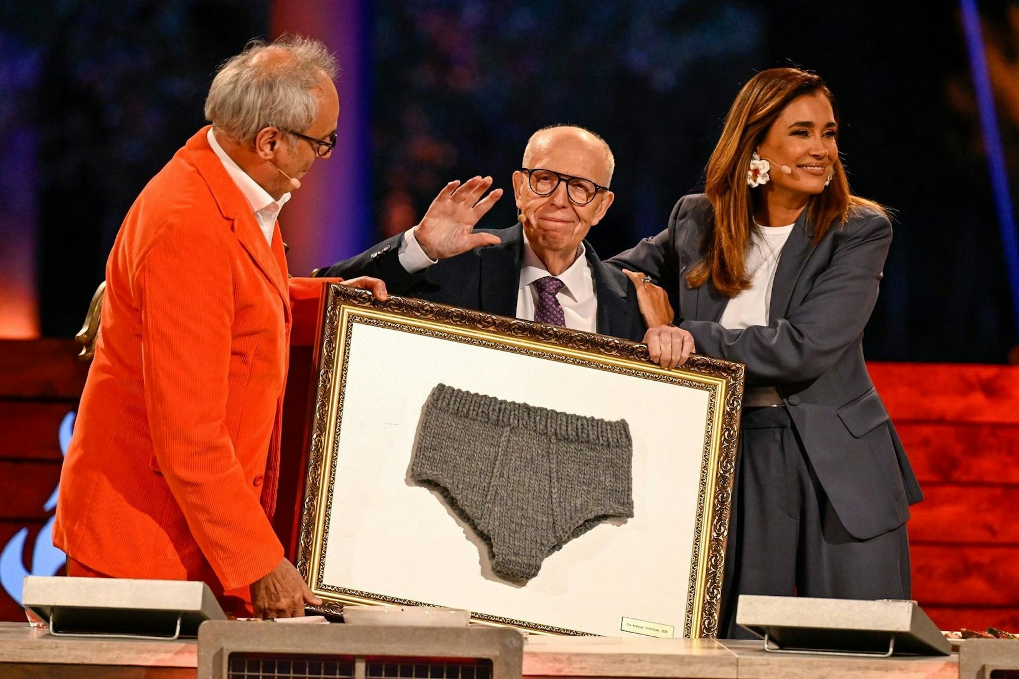 Eine echte kratzige Unterhose, allerdings hinter Glas schenkten Christian Rach und Jana Ina Zarrella ihrem Jury-Kollegen als Andenken. (Bild: RTL / Markus Hertrich)