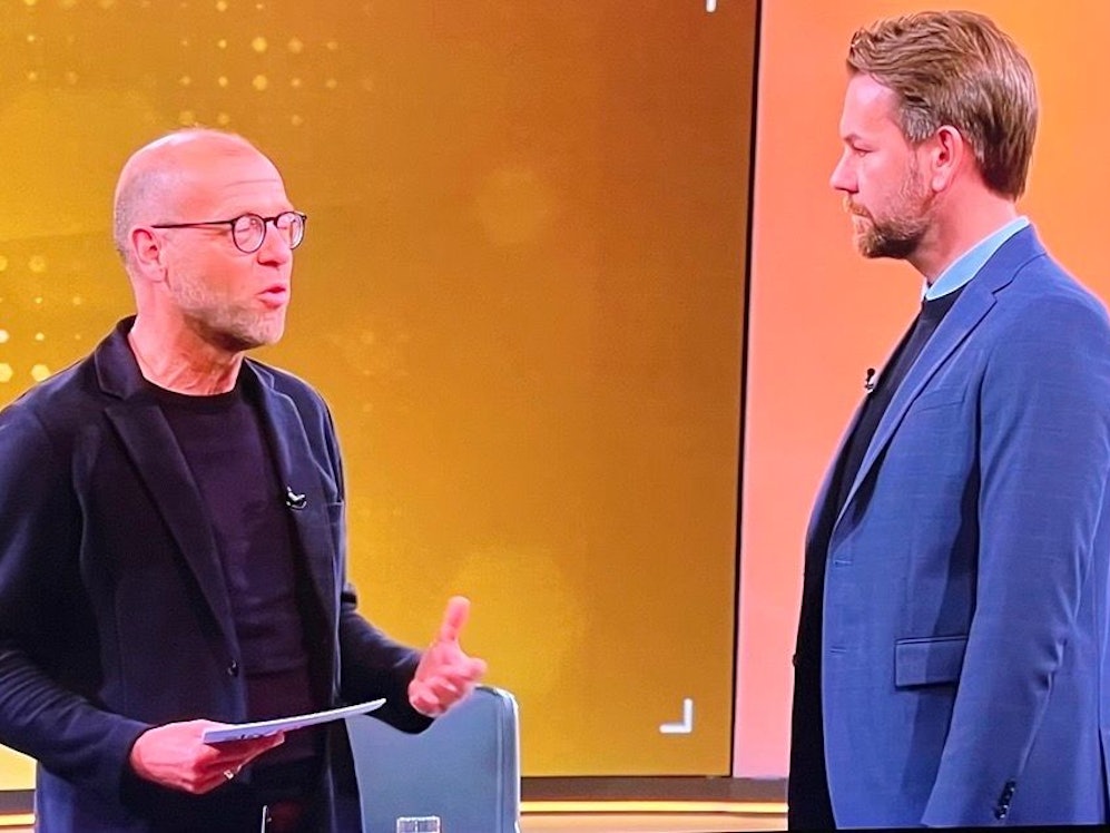 Sky-Moderator Patrick Wasserziehr (l.) und Kölns Sportdirektor Thomas Kessler bei Sky 90 am 14. September 2025.