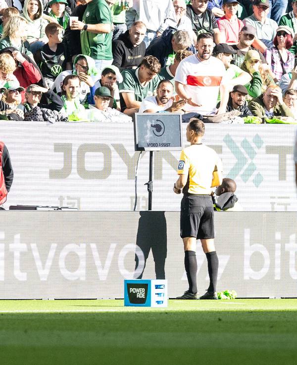 Bastian Dankert beim VAR-Check im Spiel des 1. FC Köln gegen Wolfsburg.