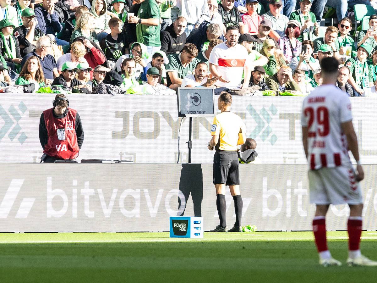 Bastian Dankert beim VAR-Check im Spiel des 1. FC Köln gegen Wolfsburg.