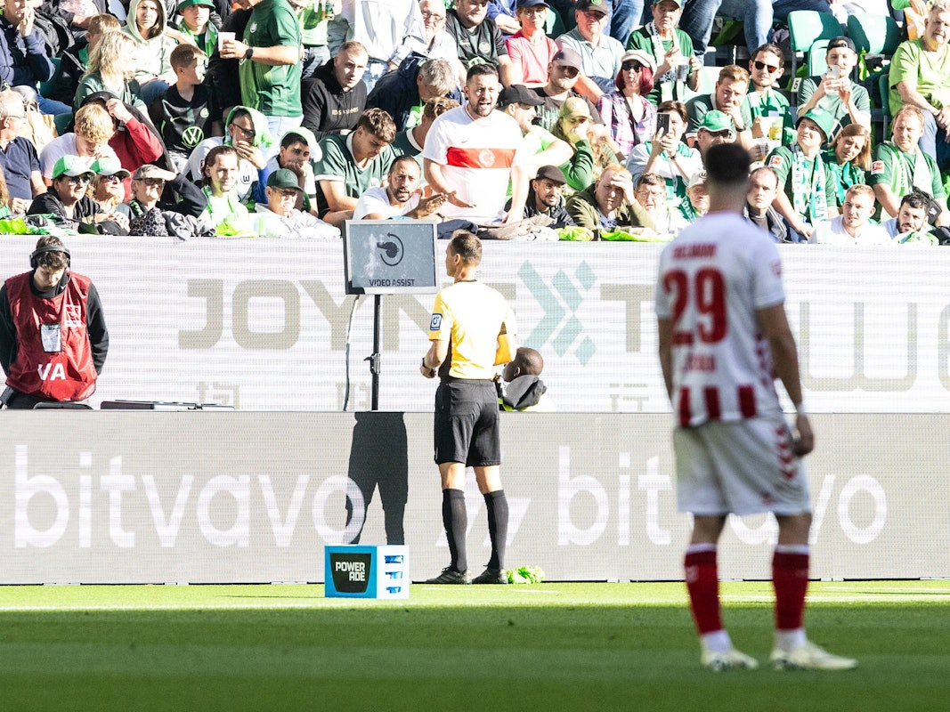 Bastian Dankert beim VAR-Check im Spiel des 1. FC Köln gegen Wolfsburg.