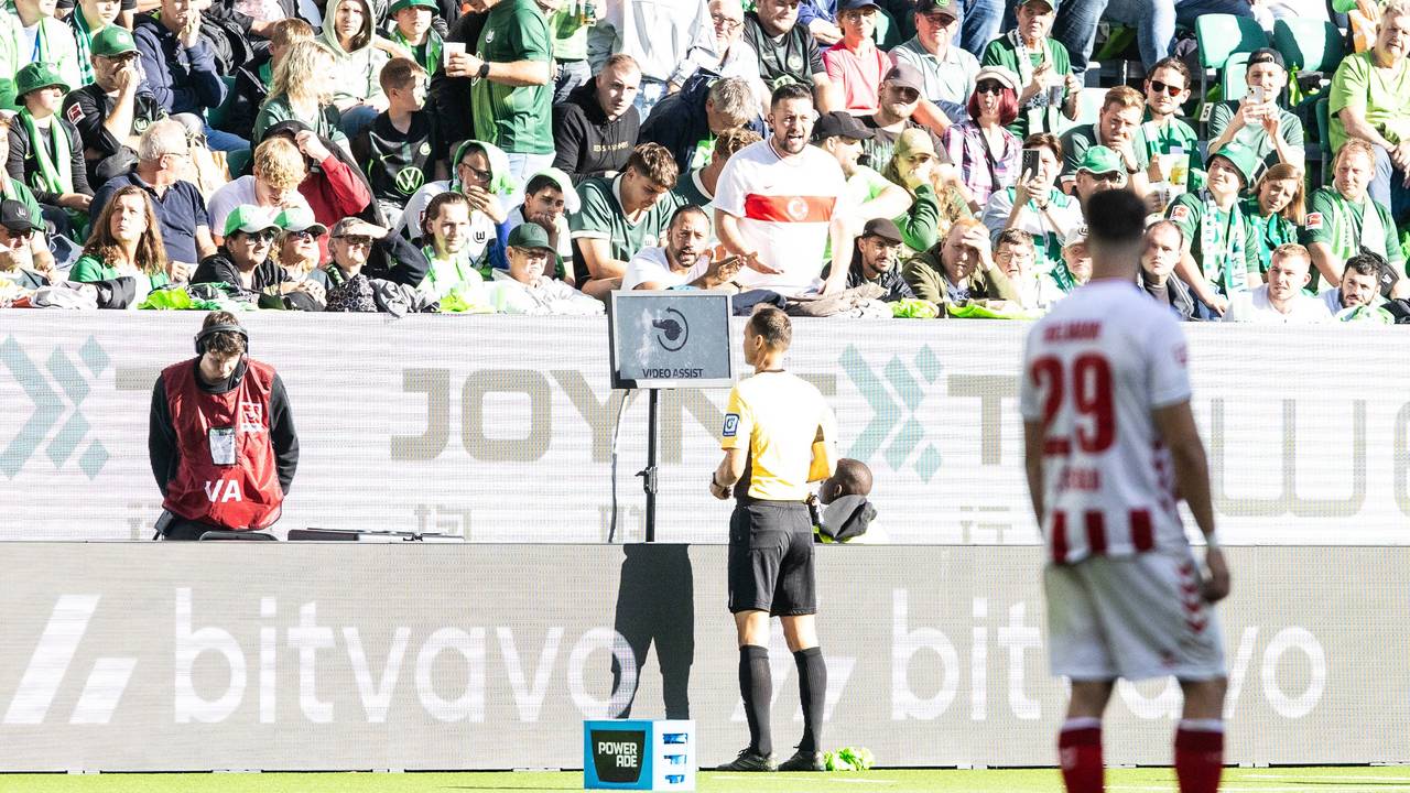 Bastian Dankert beim VAR-Check im Spiel des 1. FC Köln gegen Wolfsburg.