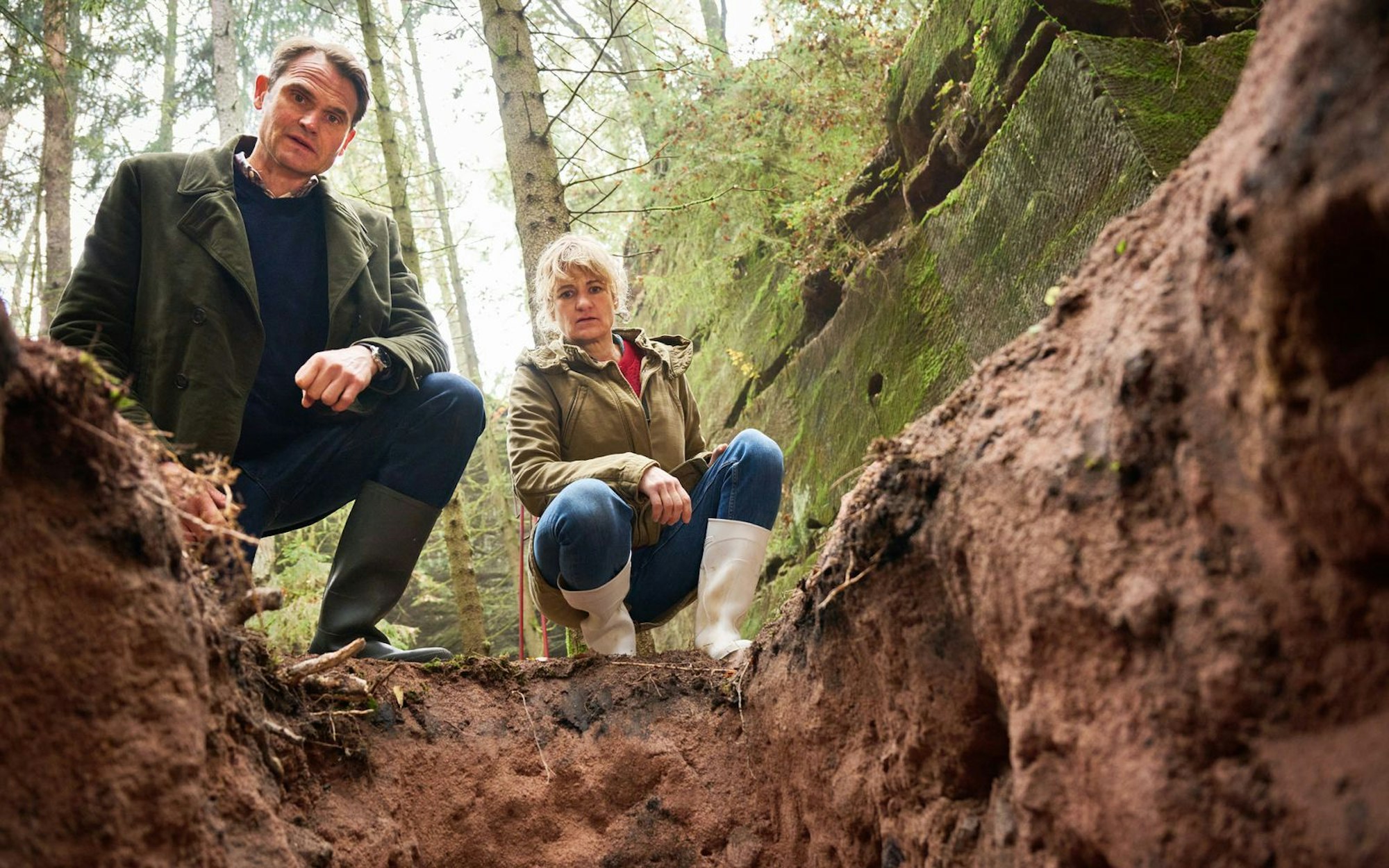 Felix Voss (Fabian Hinrichs) und Wanda Goldwasser (Eli Wasserscheid) staunten nicht schlecht, als sie in knapp zwei Metern tiefe eine skelettierte Leiche fanden. (Bild: BR/Hager Moss Film GmbH/Bernd Schulle)