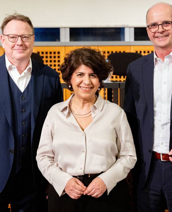 Die OB-Kandidierenden für die Kölner Kommunalwahl im Herbst, Berivan Aymaz (Grüne), Torsten Burmester (SPD) und Markus Greitemann (CDU) auf einem gemeinsamen Foto.