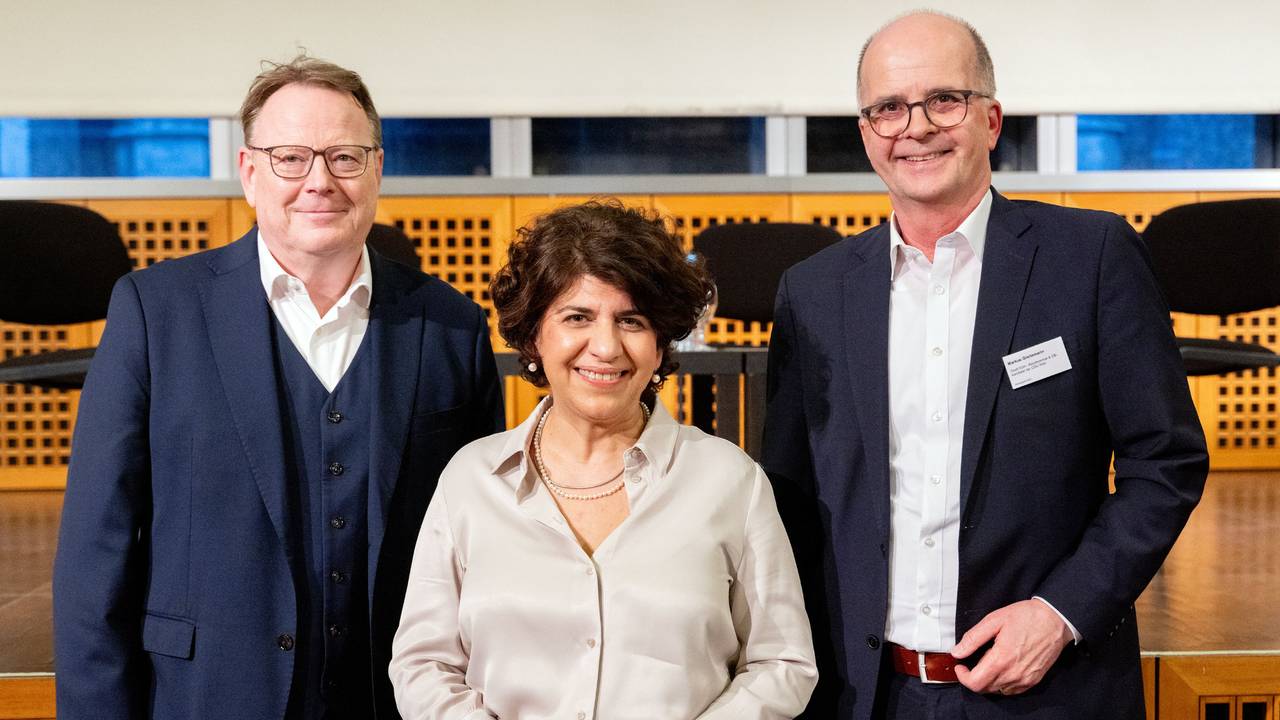 Die OB-Kandidierenden für die Kölner Kommunalwahl im Herbst, Berivan Aymaz (Grüne), Torsten Burmester (SPD) und Markus Greitemann (CDU) auf einem gemeinsamen Foto.