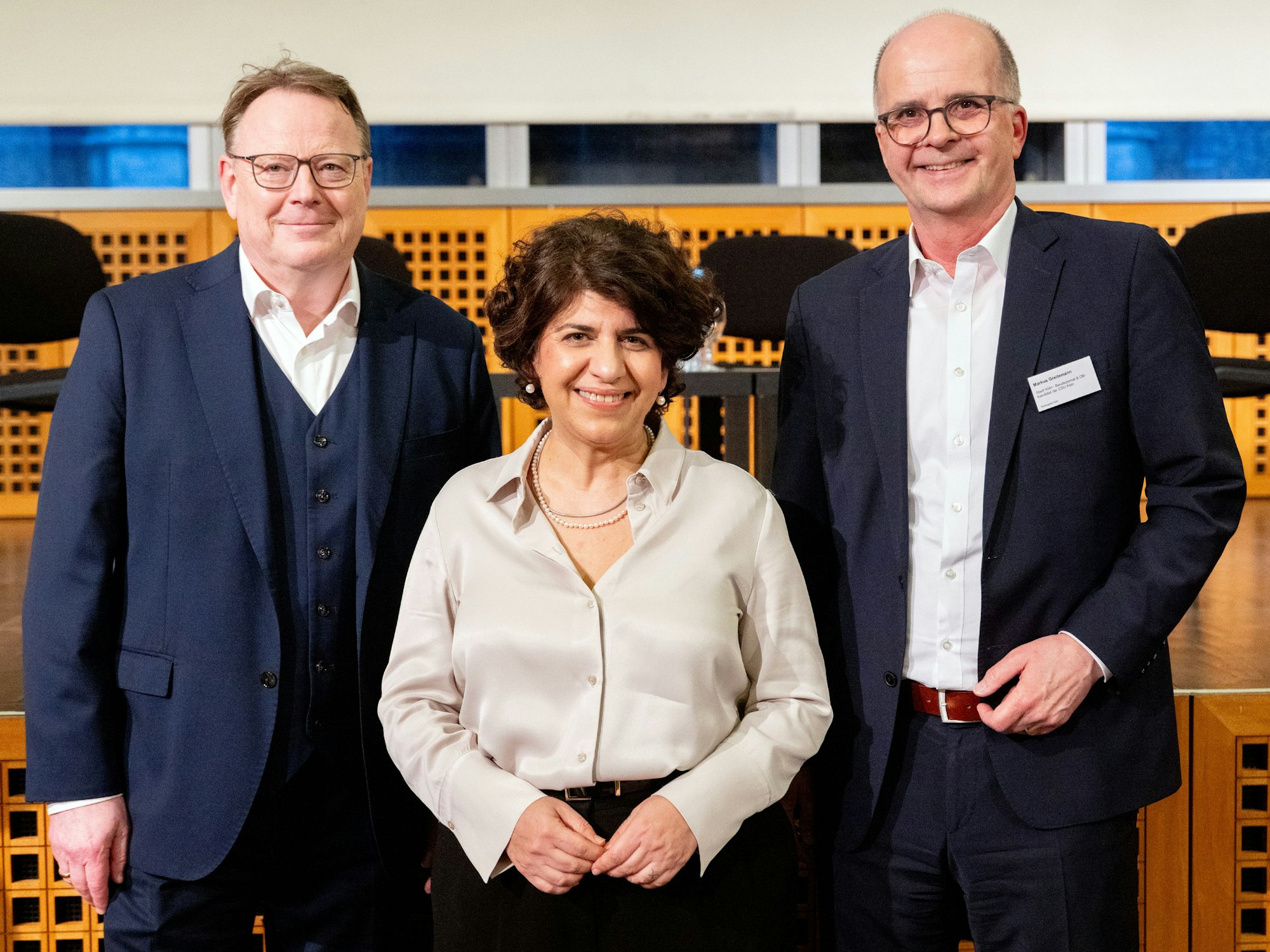 Die OB-Kandidierenden für die Kölner Kommunalwahl im Herbst, Berivan Aymaz (Grüne), Torsten Burmester (SPD) und Markus Greitemann (CDU) auf einem gemeinsamen Foto.