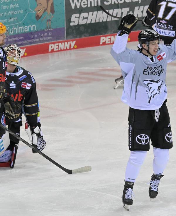 Marco Münzenberger jubelt im Trikot der Kölner Haie.