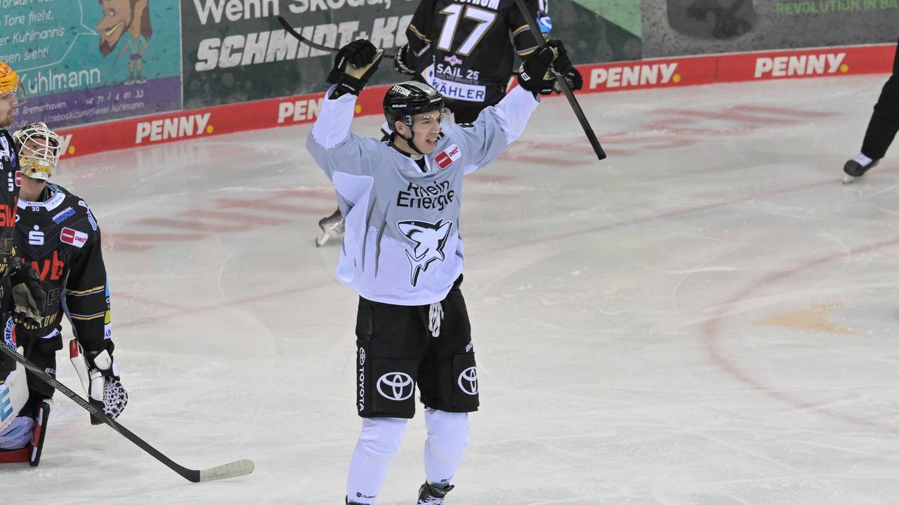 Marco Münzenberger jubelt im Trikot der Kölner Haie.