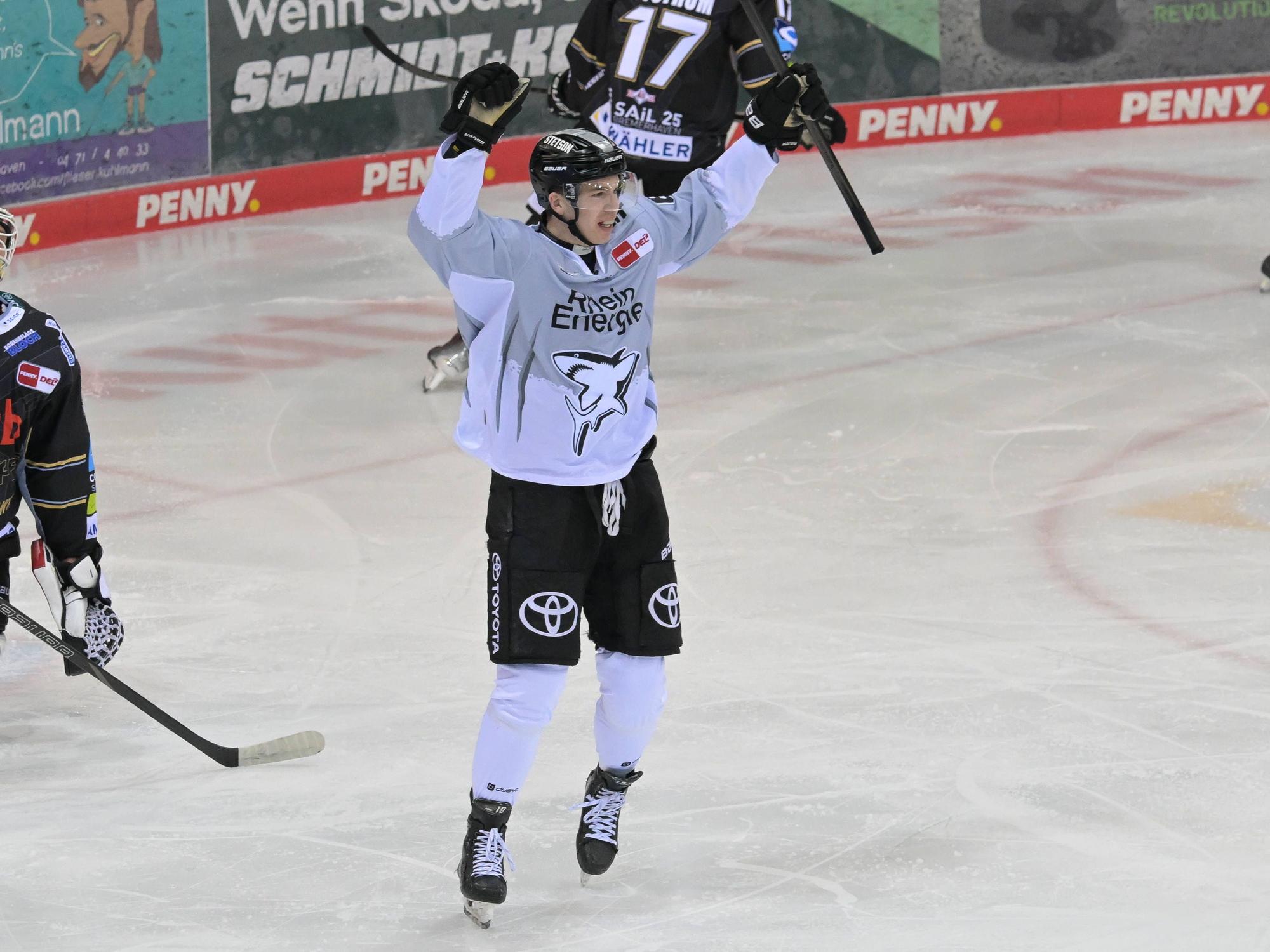 Marco Münzenberger jubelt im Trikot der Kölner Haie.