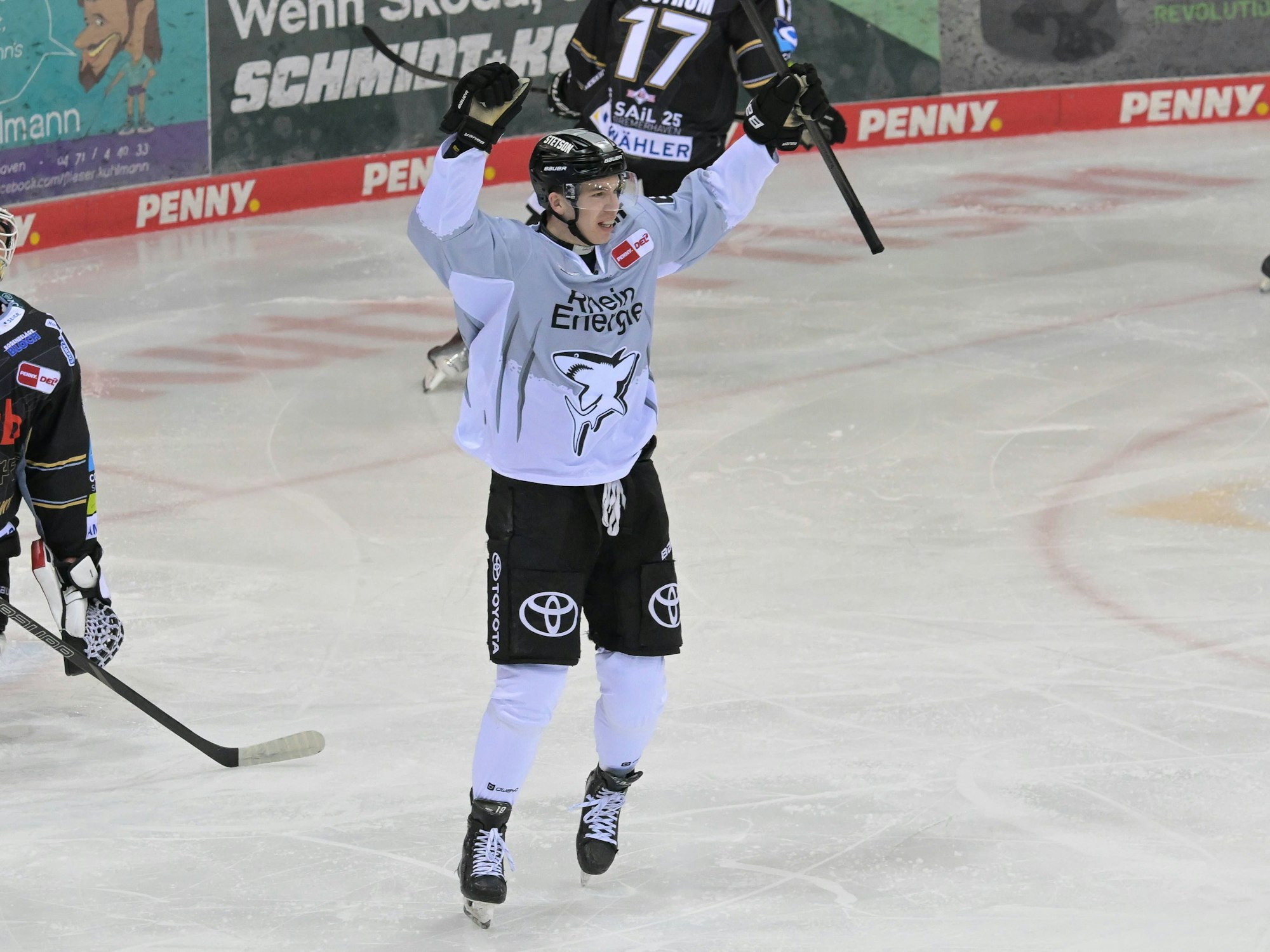 Marco Münzenberger jubelt im Trikot der Kölner Haie.
