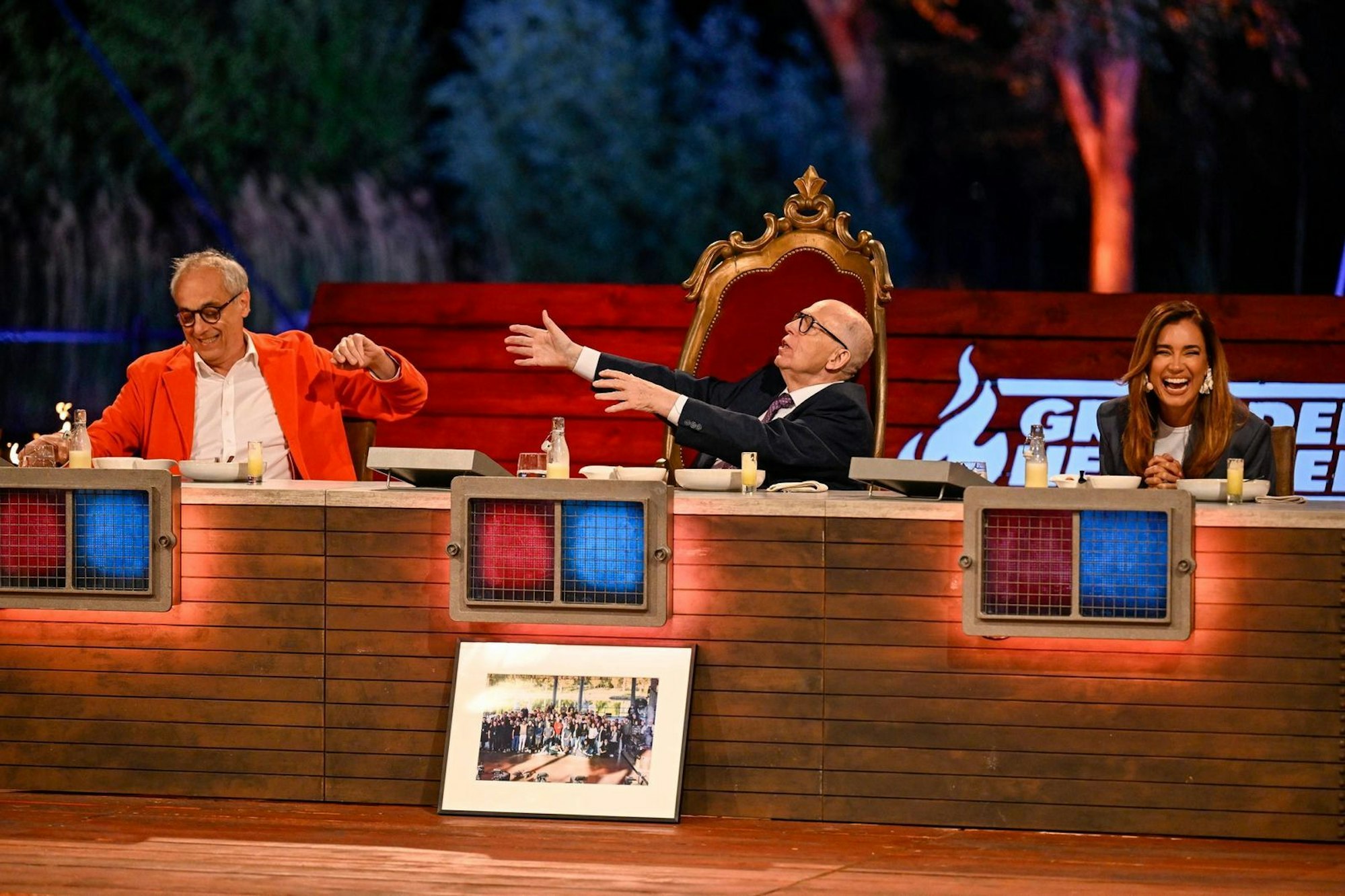 Durfte nicht fehlen: ein allerletzter Zusammenstoß der Juroren Christian Rach und Reiner Calmund - sehr zur Freude von Jana Ina Zarrella. (Bild: RTL / Markus Hertrich)
