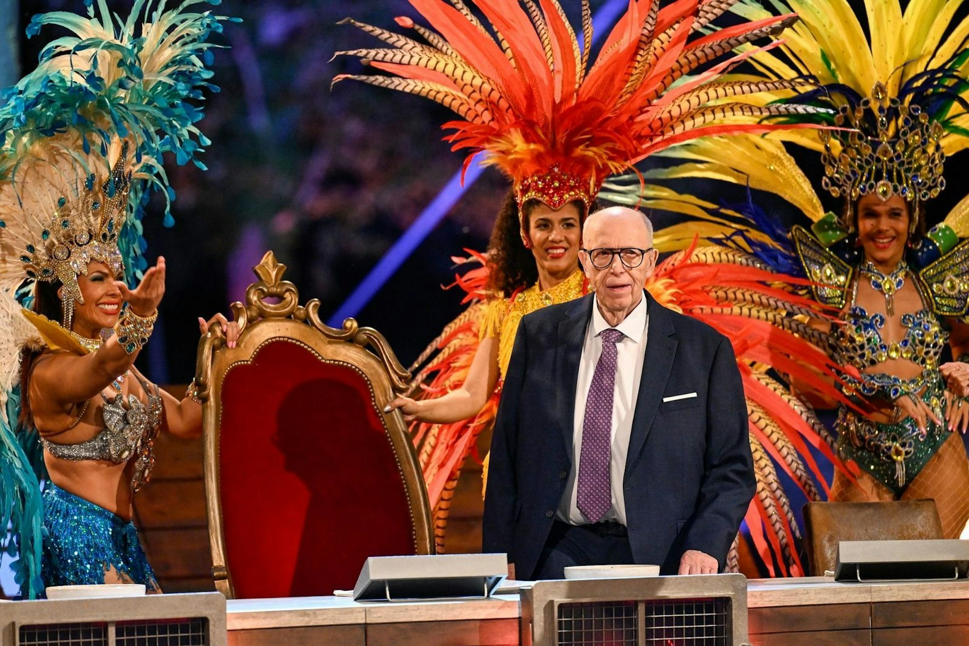 „Calli“-Chöre, Standing Ovation, eine Fan-Choreo, Geschenke und vier Sambatänzerinnen als Eskorte: „Grill den Henssler“ wurde zur Calli-Calmund-Show. (Bild: RTL / Markus Hertrich)