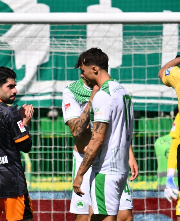 Schiedsrichter Richard Hempel zeigt Noah König von Greuther Fürth die Rote Karte.