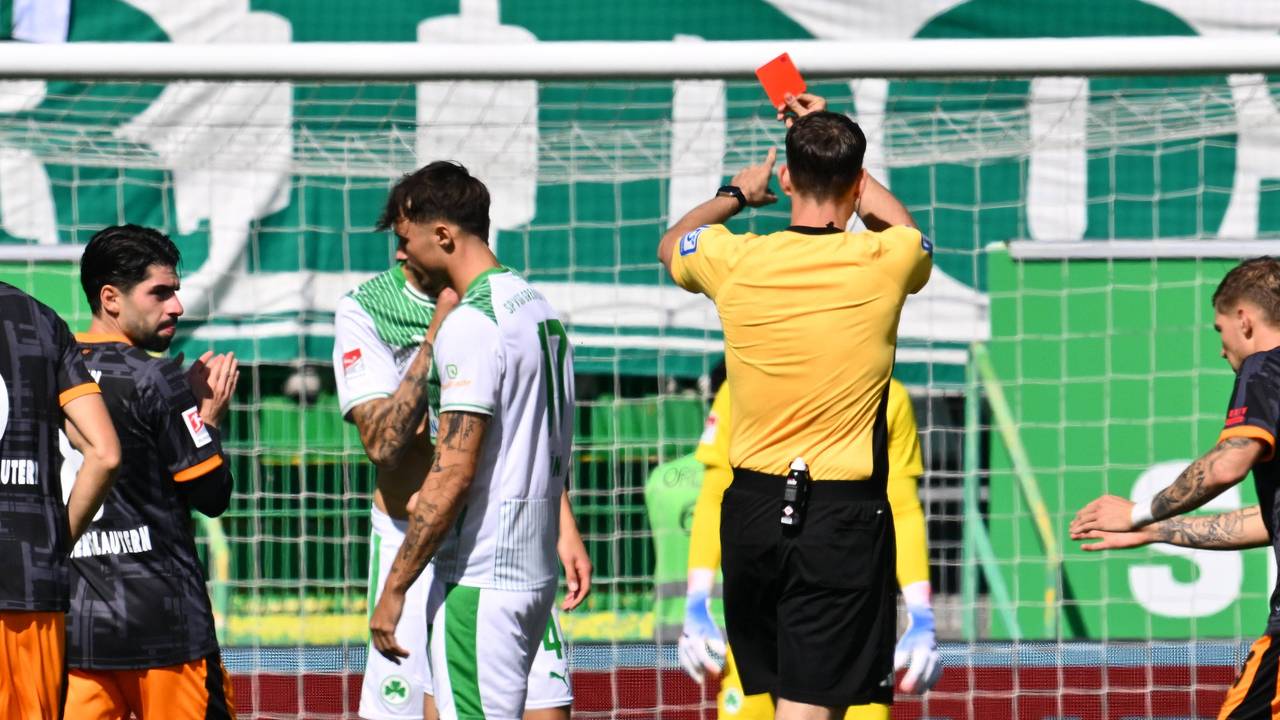 Schiedsrichter Richard Hempel zeigt Noah König von Greuther Fürth die Rote Karte.