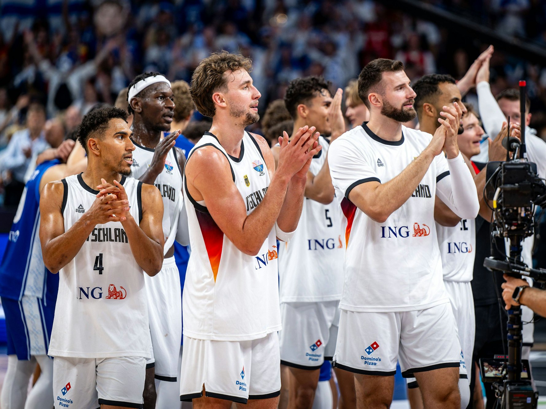 Die deutsche Basketball-Nationalmannschaft nach dem Erfolg im Halbfinale gegen Finnland.