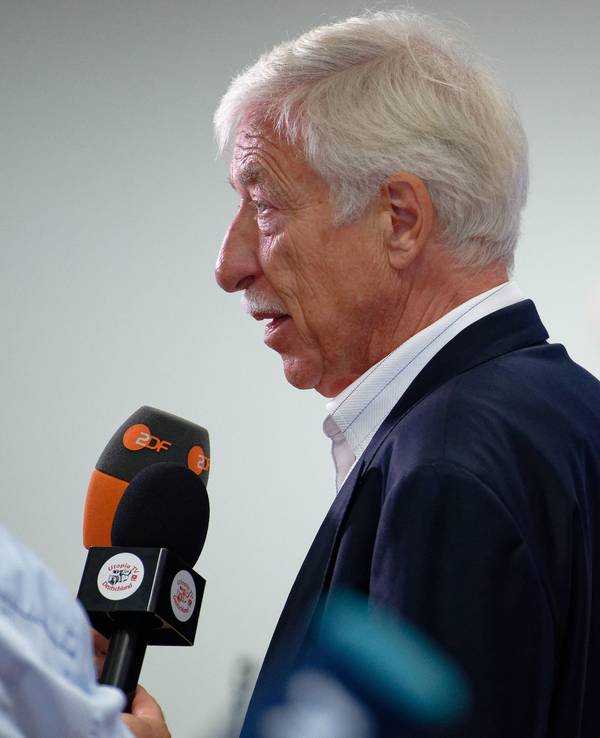 Norbert Emmerich (AfD, l), Kandidat für das Amt des Oberbürgermeisters in Gelsenkirchen