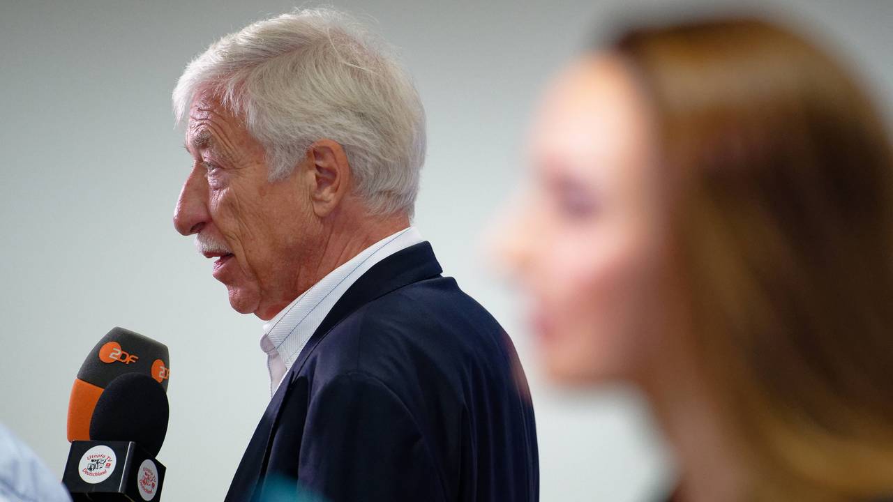 Norbert Emmerich (AfD, l), Kandidat für das Amt des Oberbürgermeisters in Gelsenkirchen