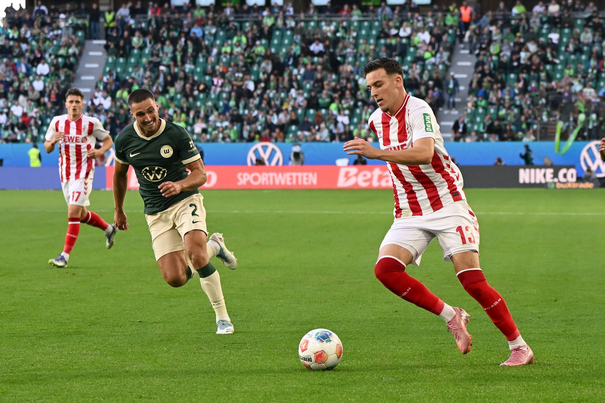 Said El Mala setzt gegen Wolfsburg zum Solo an.