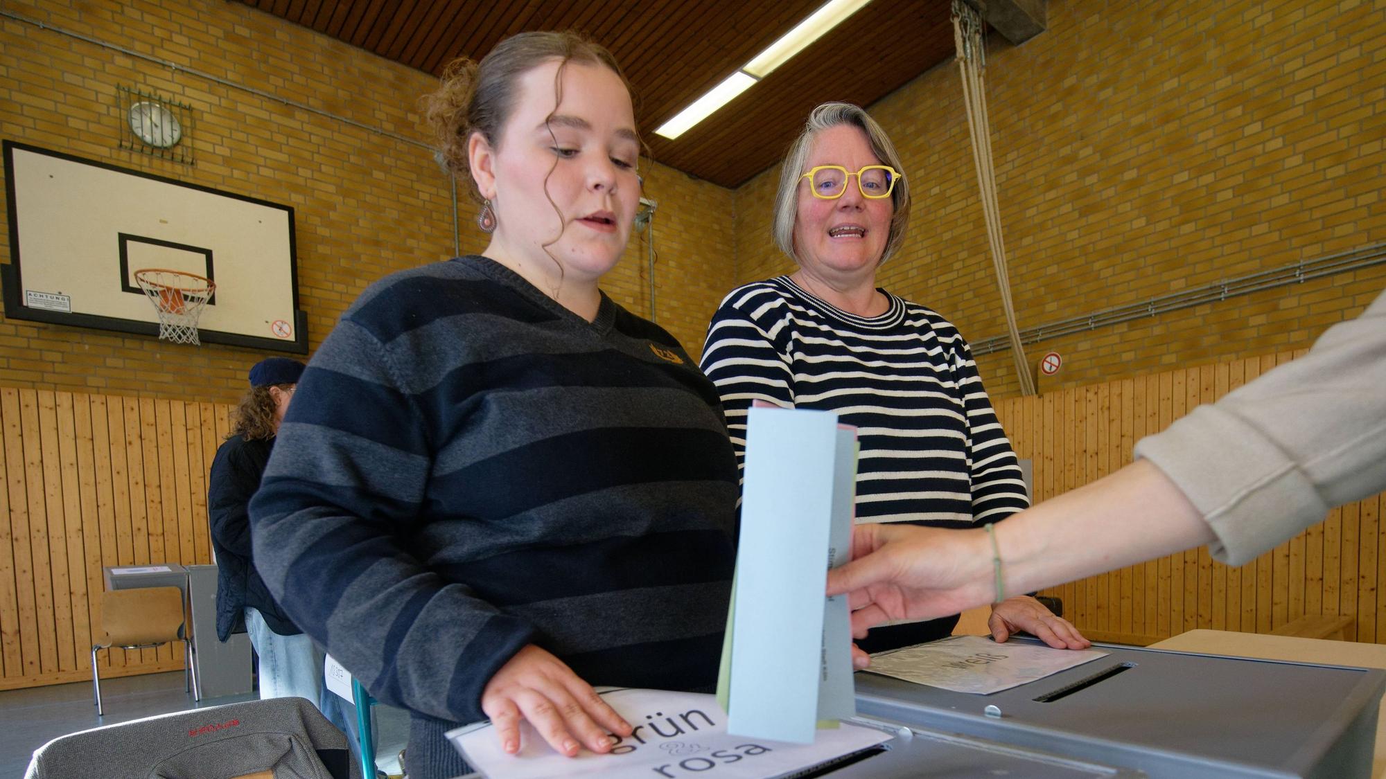 Giulianna Göb (l) ist die jüngste Wahlhelferin Kölns.