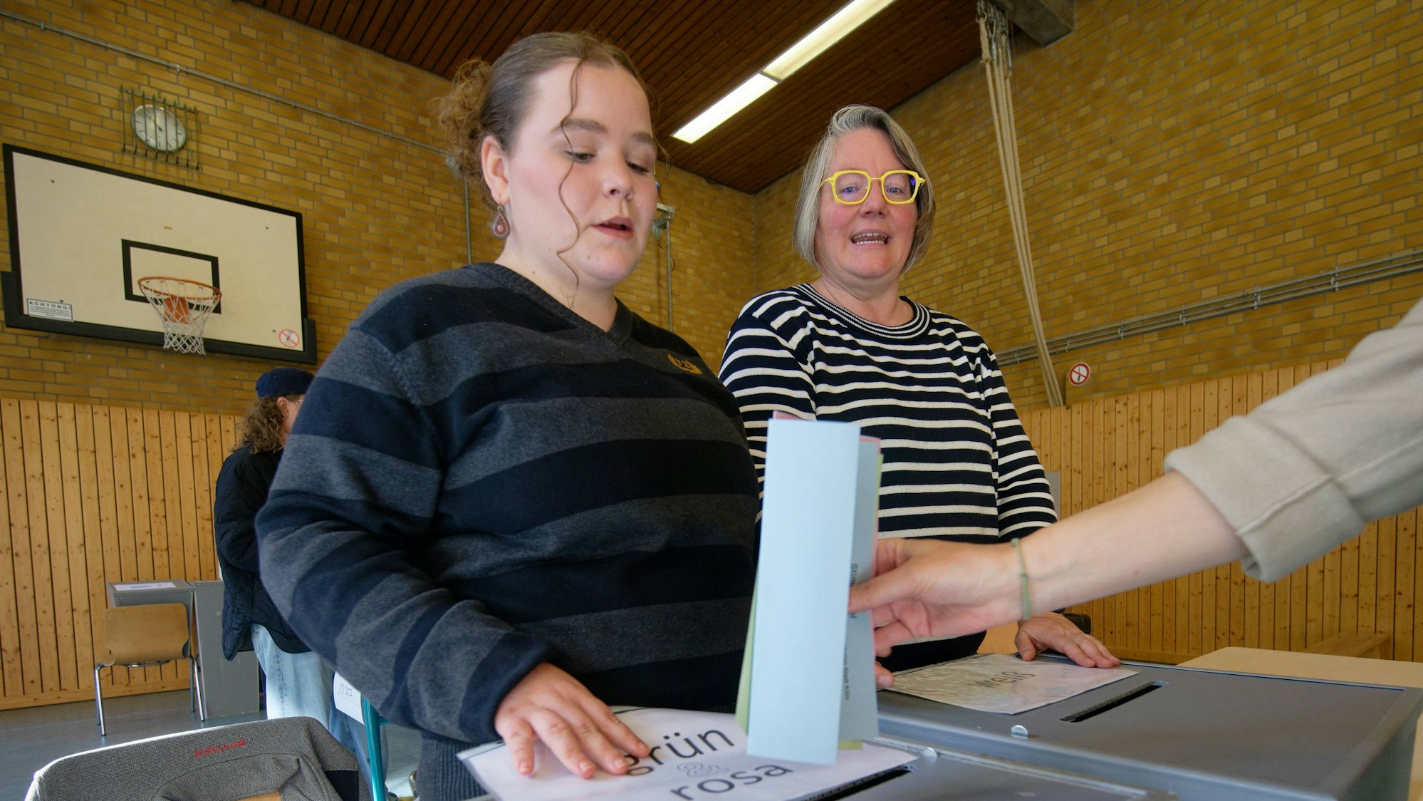 Giulianna Göb (l) ist die jüngste Wahlhelferin Kölns.