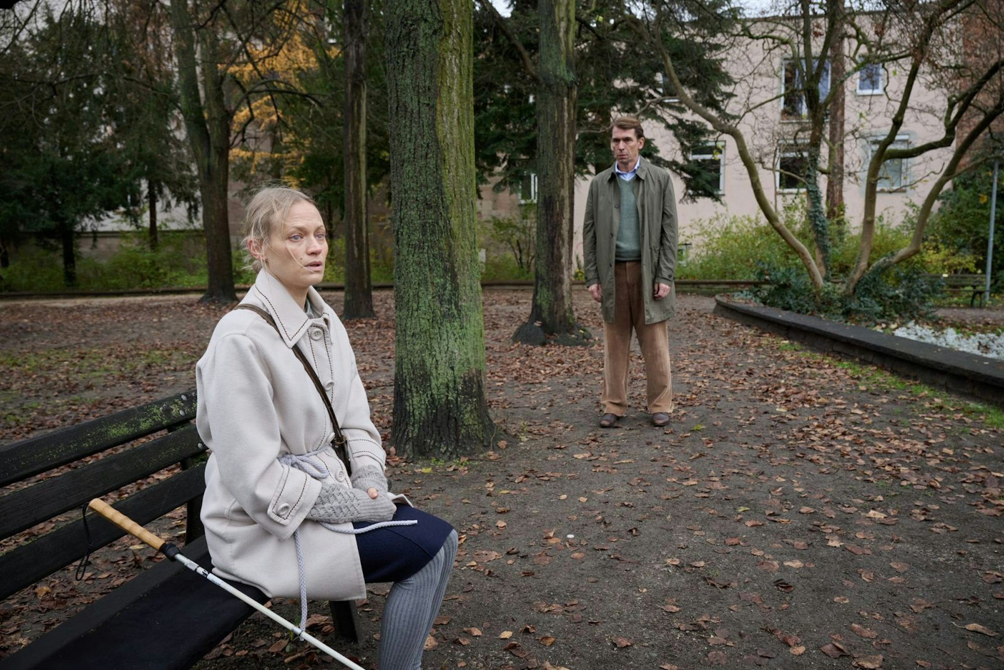 Die weibliche Episoden-Hauptrolle wurde von Mavie Hörbiger verkörpert. Sie spielte die blinde Lisa Blum, die von dem ermordeten Andreas Schönfeld mehrere Tage festgehalten und vergewaltigt worden war. (Bild: BR/Hager Moss Film GmbH/Bernd Schuller)