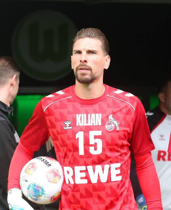 Ron-Robert Zieler und Matthias Köbbing beim Spiel in Wolfsburg.
