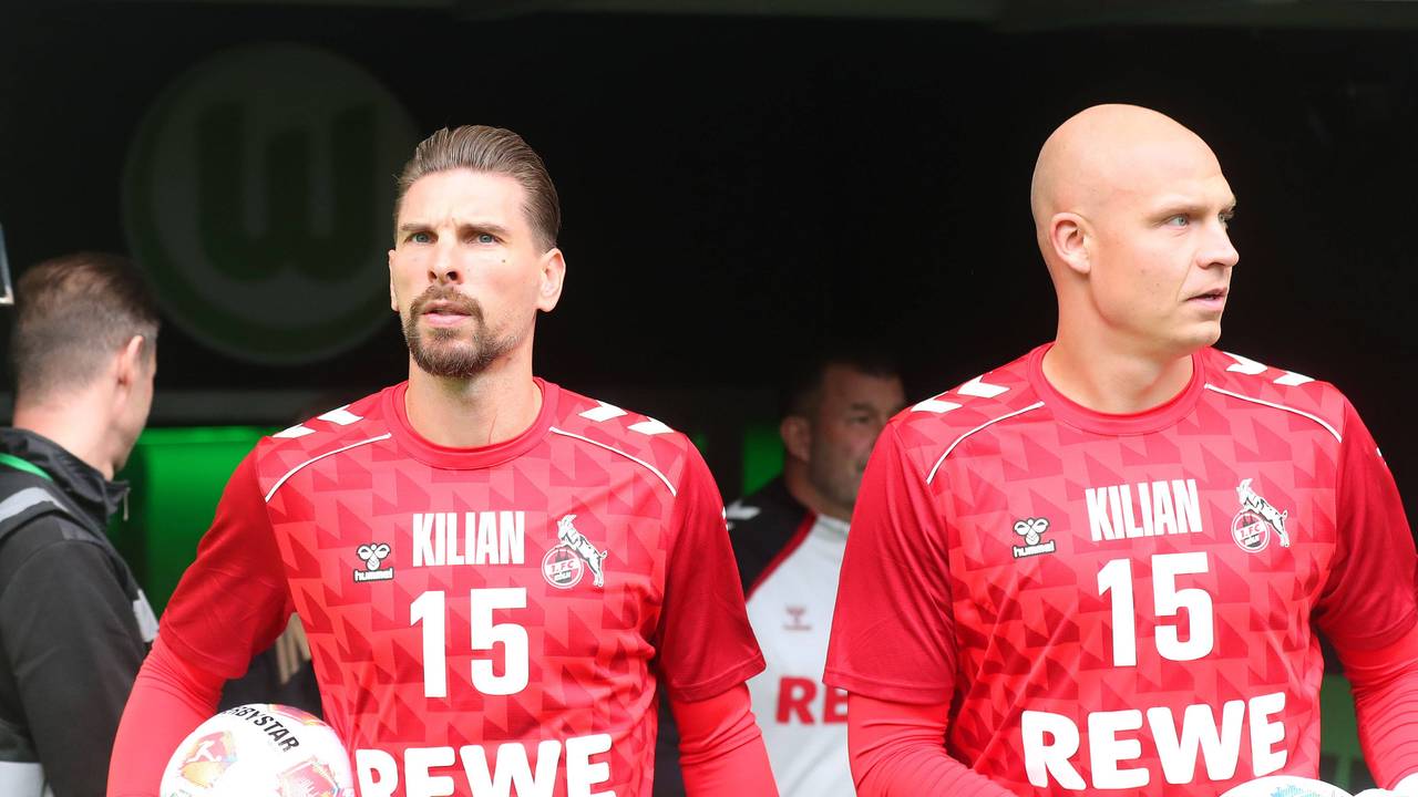Ron-Robert Zieler und Matthias Köbbing beim Spiel in Wolfsburg.