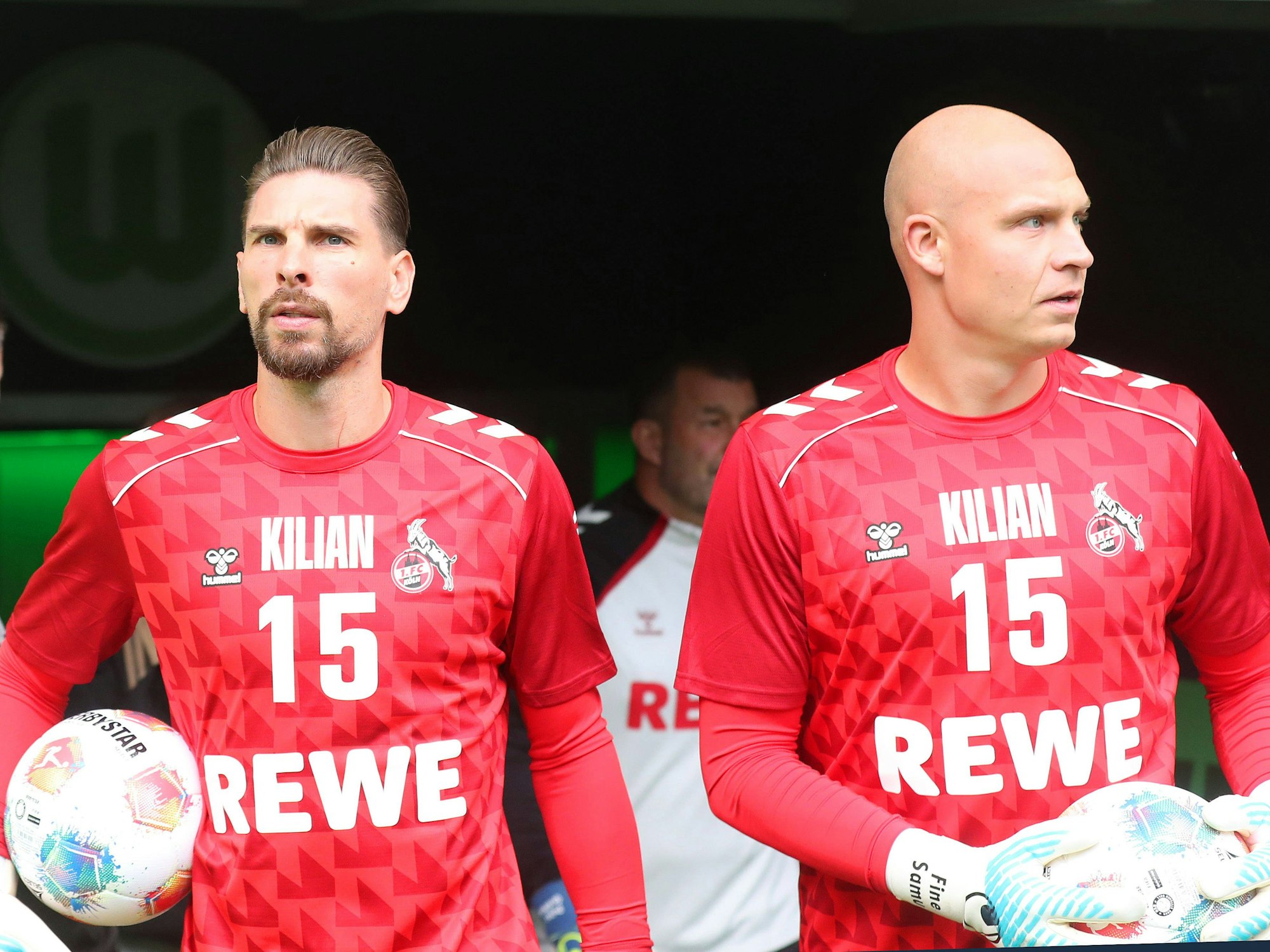 Ron-Robert Zieler und Matthias Köbbing beim Spiel in Wolfsburg.