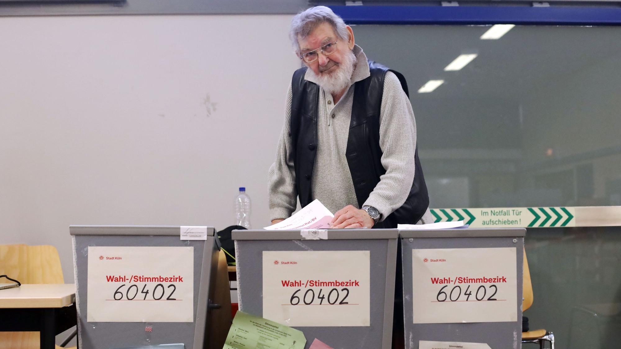 Albert Politz ist mit 93 Jahren der älteste Wahlhelfer Kölns.