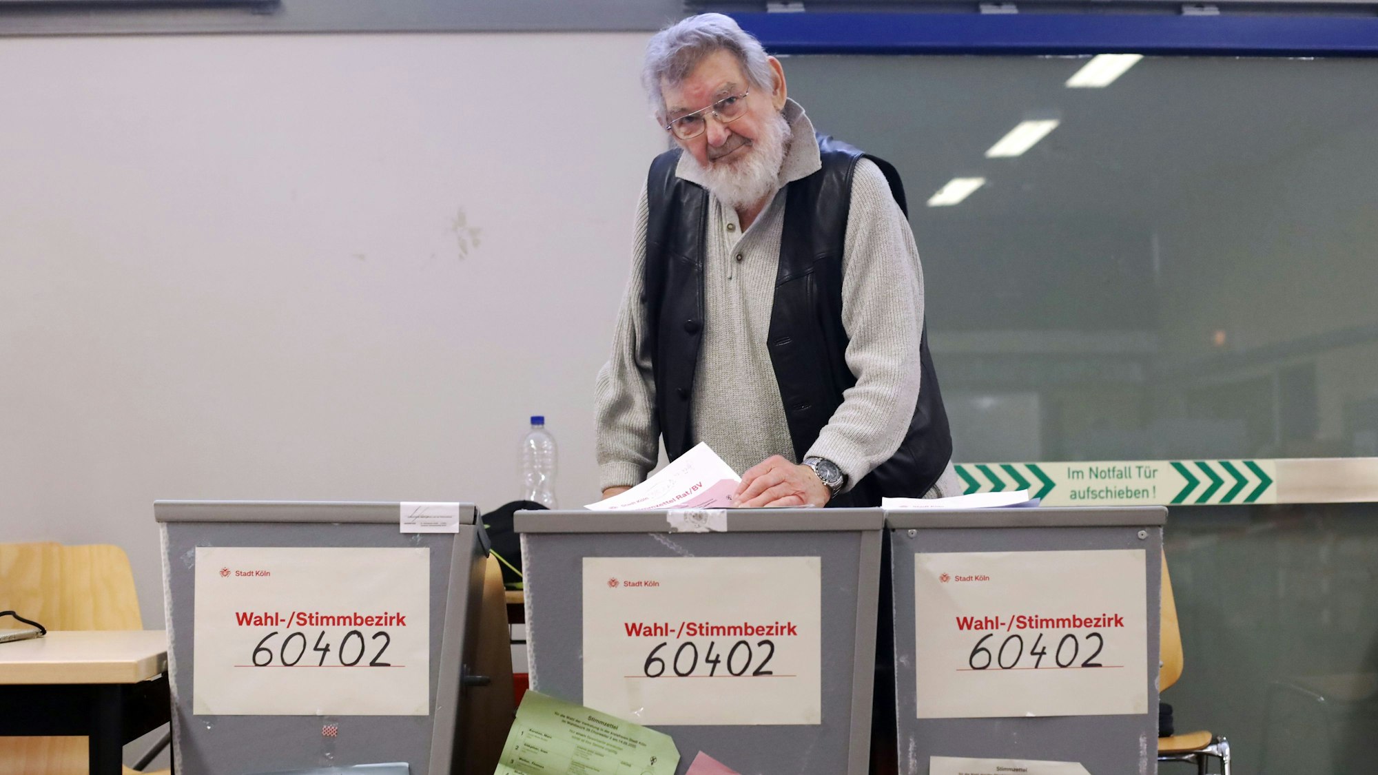 Albert Politz ist mit 93 Jahren der älteste Wahlhelfer Kölns.