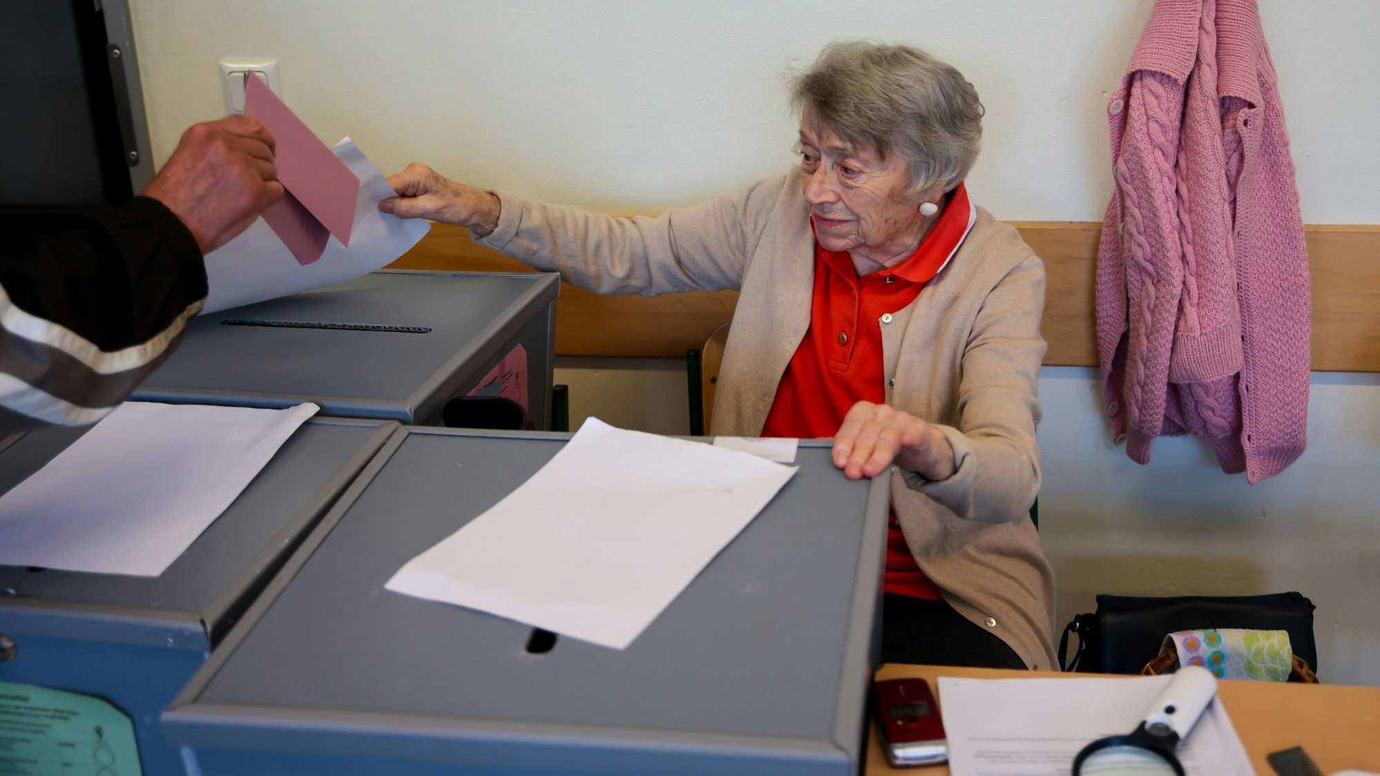 Wahlhelferin Lydia Mörs-Plattes ist über 100 Jahre alt und hilft im Wahllokal in der Johannes-Guttenberg-Schule Godorf bei den Kommunalwahlen 2025.