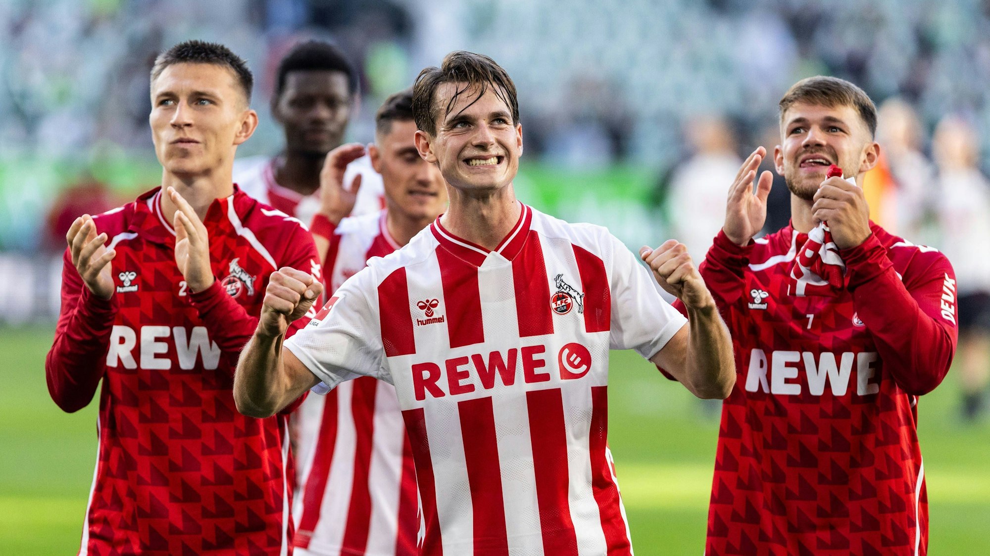 3:3-Torschütze Jakub Kaminski (M.), Kristoffer Lund (l.) und Jan Thielmann (r.) jubeln vor dem Gästeblock.