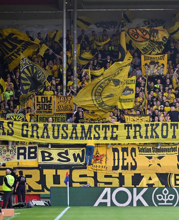 „Das grausamste Trikot der Liga“ – BVB-Fans protestieren mit einem Banner gegen das aktuelle Auswärtstrikot.